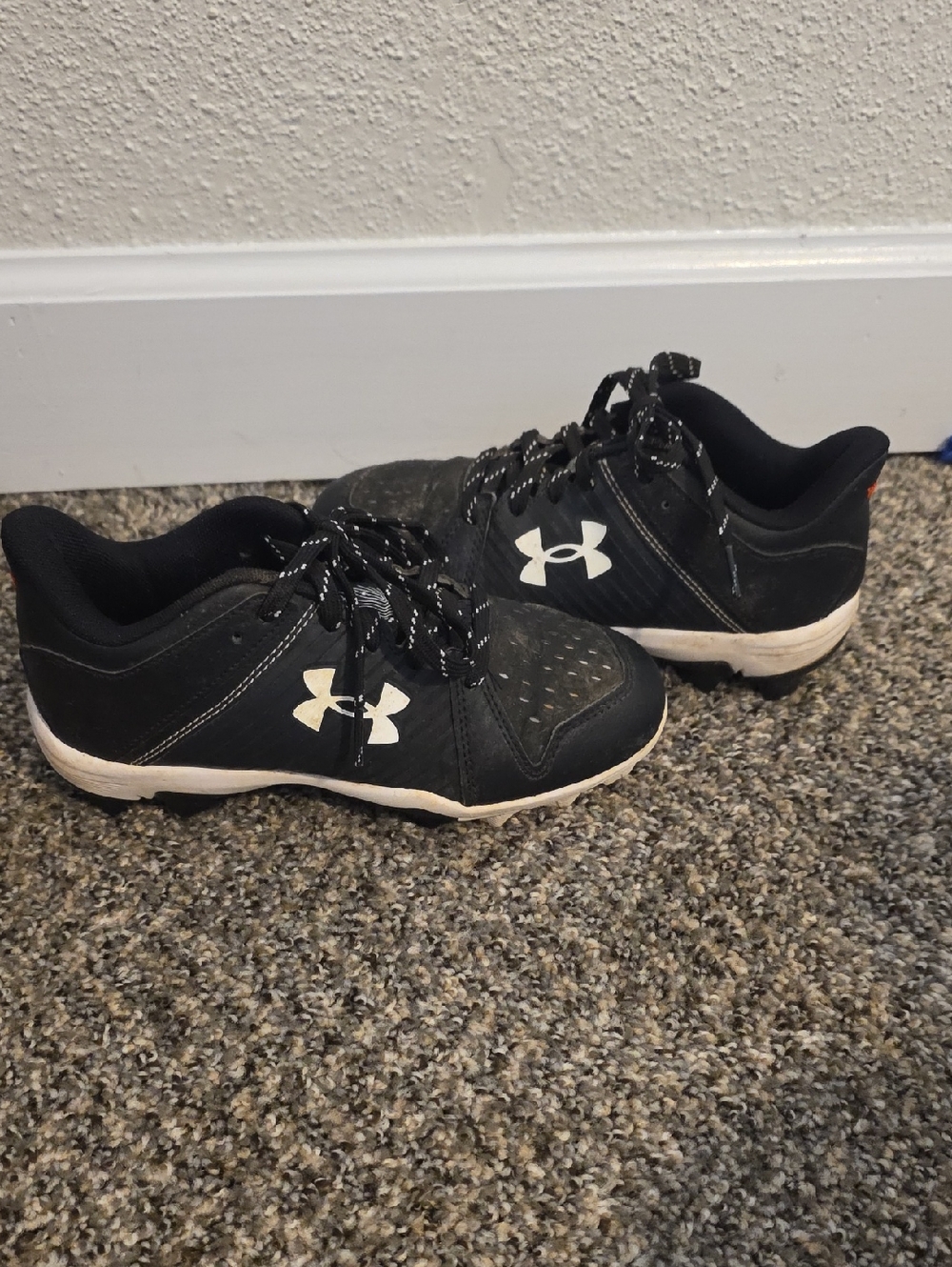 Under Armour Black and White Sports Cleats